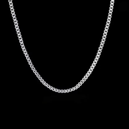 Die flyliving Halskette „Inga“, aus Silber, besticht mit rechteckigen Gliedern aus 925er Sterlingsilber und wird vor schwarzem Hintergrund präsentiert.