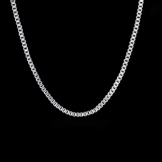 Die flyliving Halskette „Inga“, aus Silber, besticht mit rechteckigen Gliedern aus 925er Sterlingsilber und wird vor schwarzem Hintergrund präsentiert.