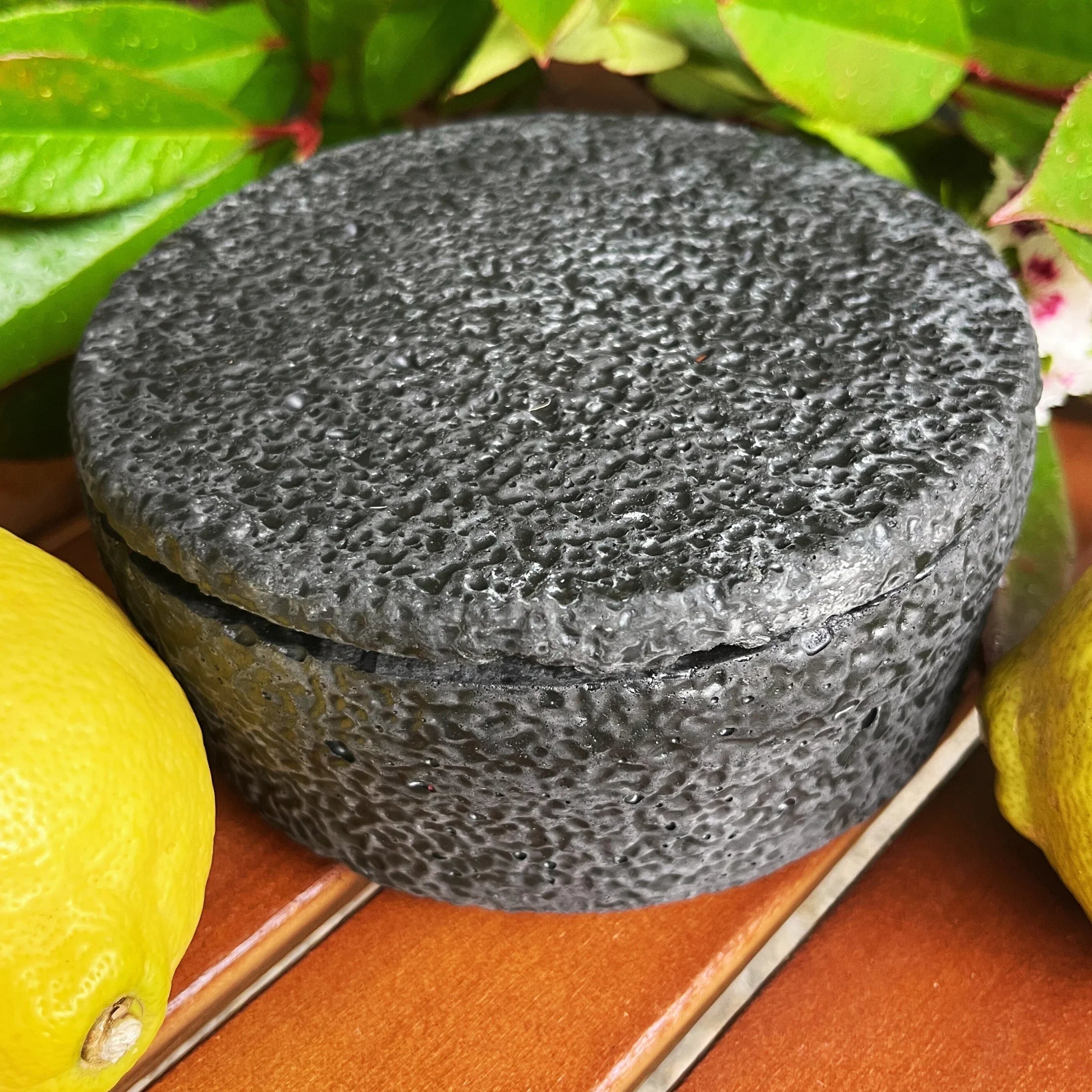 Handgefertigte Citronella Betonkerze, schwarz