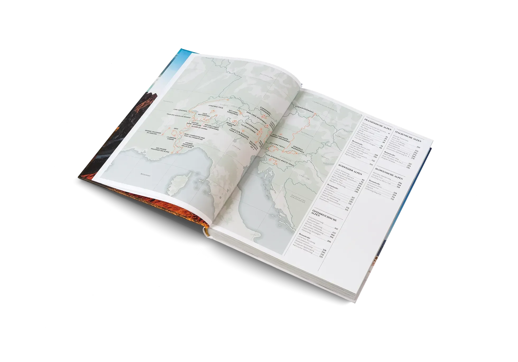 Das Buch Wanderlust Alpen von gestalten EU Shop ist aufgeschlagen vor weißem Hintergrund abgebildet. Auf der linken Seite befinden sich detaillierte Kartenrouten und beschriftete Städte, auf der rechten Seite eine Tabelle mit Text und Zahlen.