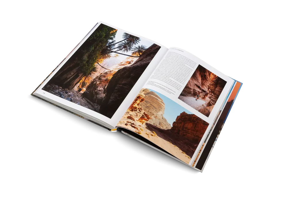 Das aufgeschlagene Buch "Wanderlust Mittelmeer" aus dem gestalten EU Shop zeigt anschauliche Bilder von Wüstenschluchten, Felsküsten und Palmen - ideale Inspirationen für Ihr nächstes mediterranes Wanderabenteuer. Jedes Foto ist mit einem beschreibenden Text versehen.
