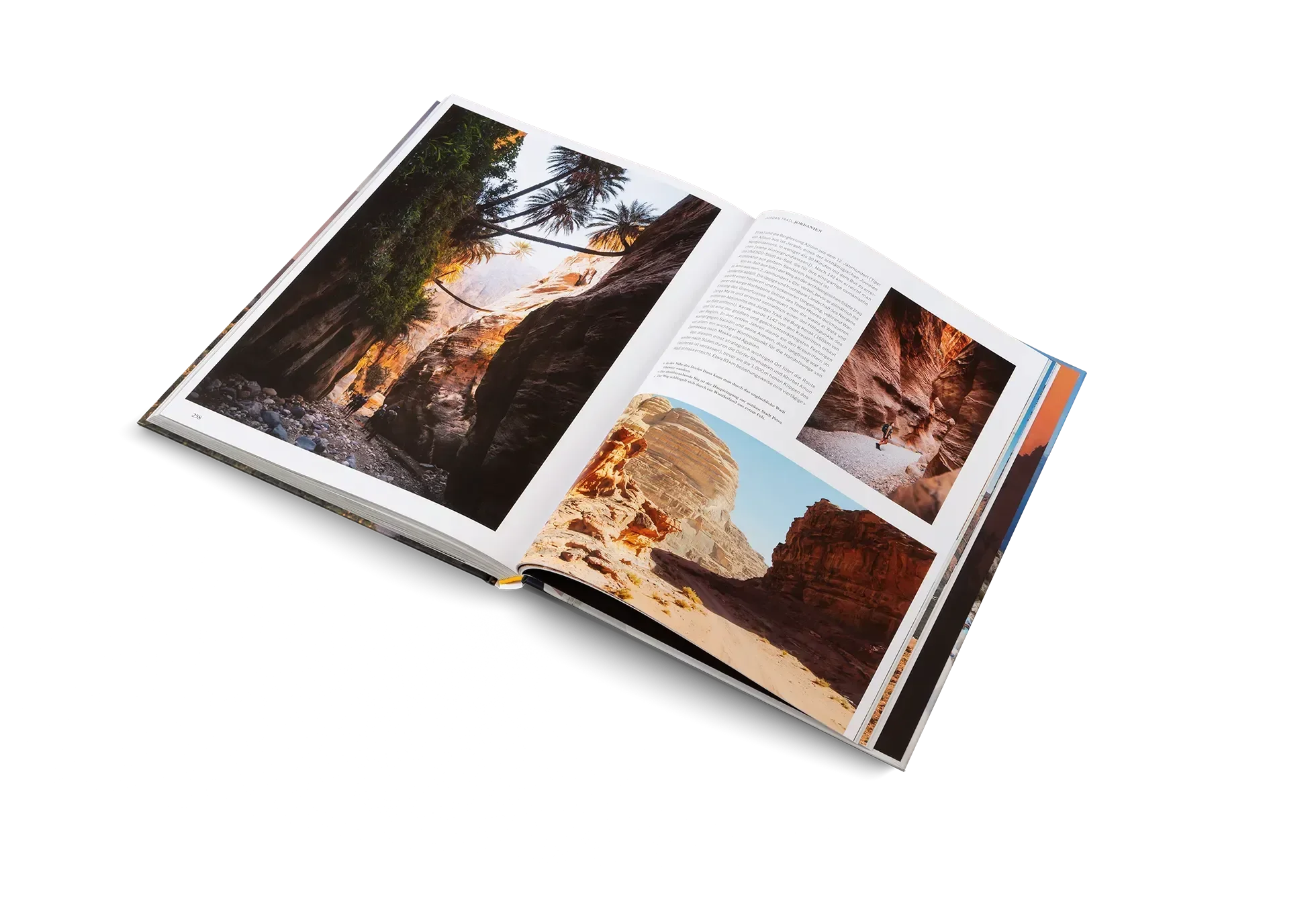 Das aufgeschlagene Buch "Wanderlust Mittelmeer" aus dem gestalten EU Shop zeigt anschauliche Bilder von Wüstenschluchten, Felsküsten und Palmen - ideale Inspirationen für Ihr nächstes mediterranes Wanderabenteuer. Jedes Foto ist mit einem beschreibenden Text versehen.