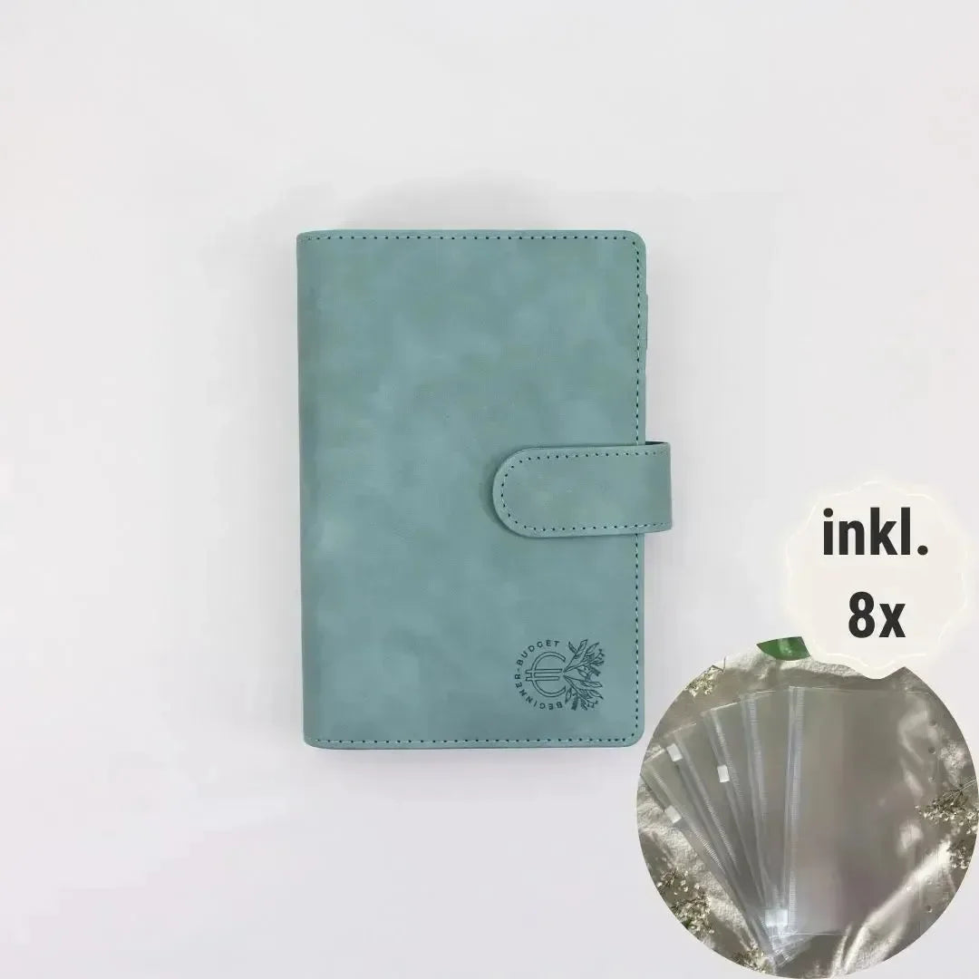 Der BeginnerBudget Budget Binder (veganes Wildleder, A6) in Blau ist als Brieftaschen-Organizer mit Druckknopf ideal für Ihre Finanzübersicht. Florales Motiv unten rechts, inkl. 8 transparenten Hüllen ("inkl. 8x").
