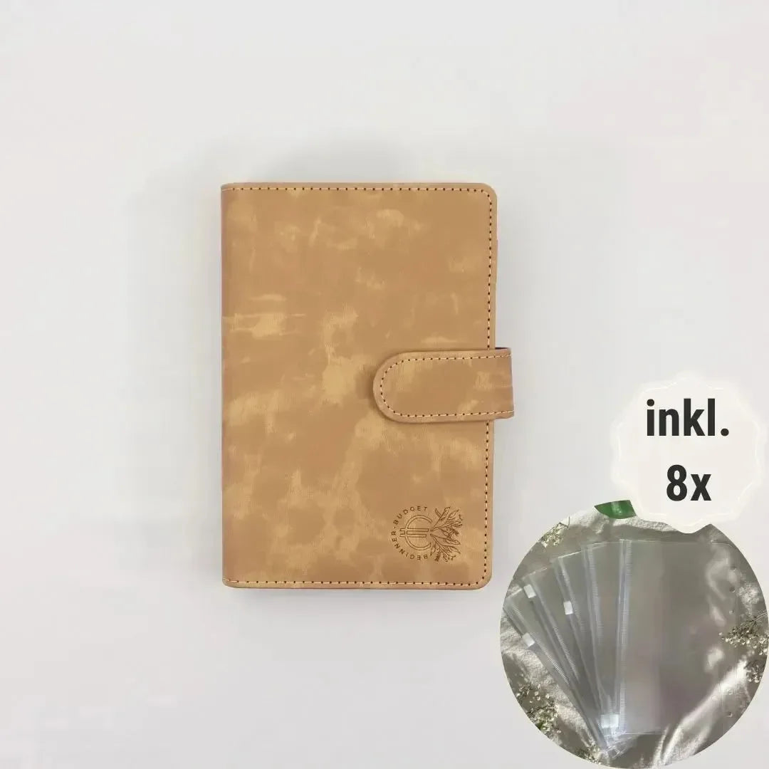 Der BeginnerBudget Budget Binder (veganes) Wildleder - Personal (A6) in Beige wird vor einem hellen Hintergrund gezeigt. Ideal zum Sparen oder für die Finanzübersicht, enthält er 8 klare Hüllen (inkl. 8x), um Ihre Finanzen zu organisieren.