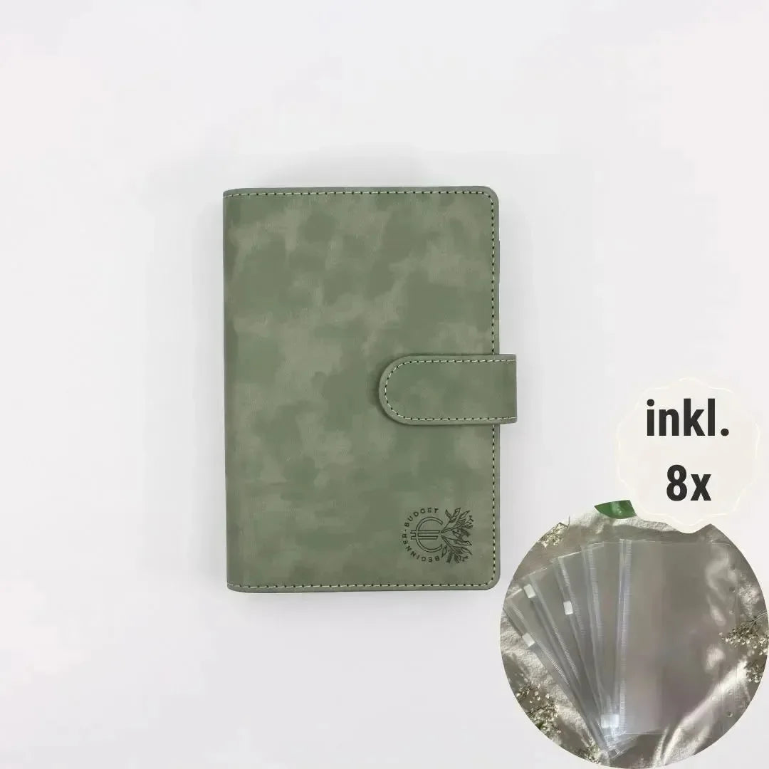 Der BeginnerBudget Budget Binder (veganes) Wildleder - Personal (A6) in oliv verfügt über einen Druckknopfverschluss, ein kleines Cover-Logo und enthält 8 Klarsichthüllen. Perfekt für Sparen oder Finanzübersicht. Text: "inkl.. 8x".