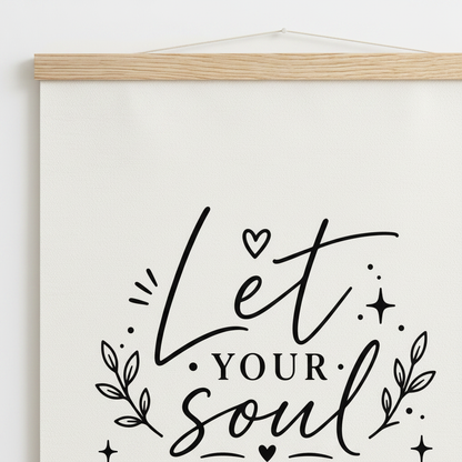 Minimalistisches boho wandbild mit holzleiste hellholz rahmen und let your soul schriftzug mit blatt und herz motive
