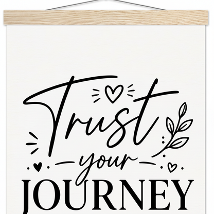 Boho motivations poster weiß mit schwarzem kalligraphietext trust your journey herz und blatt illustrations holzleiste