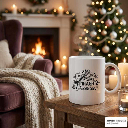 Tasse Banner-Serie am Kamin mit Weihnachtsbaum – flyliving
