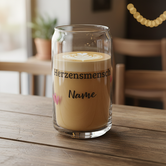 Klarer glasbecher im stil einer dose mit latte art schwarzem text und rosa herzmotiven herzensmensch glas 473 ml