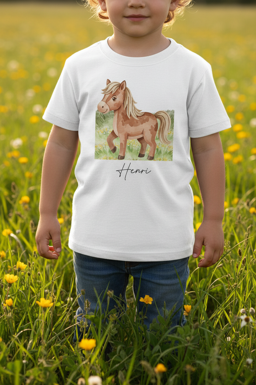 Weißes kinder t-shirt aus baumwolle mit aquarellillustration eines braunen ponys und dem namen henri