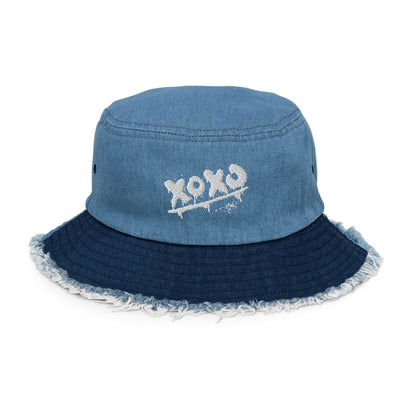 Ausgefranster Fischerhut in Classic / Light Denim mit hellem Kopfteil, dunkler Krempe und „XOXO“-Stickerei