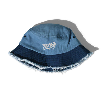 Fischerhut in Classic / Light Denim mit „XOXO“-Schriftzug, schräg liegend, Kopfteil hell und Krempe dunkel