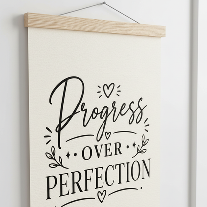 Boho motivations poster mit holzleiste in cremefarbe mit schwarzer schrift progress over perfection als minimalistische wanddeko