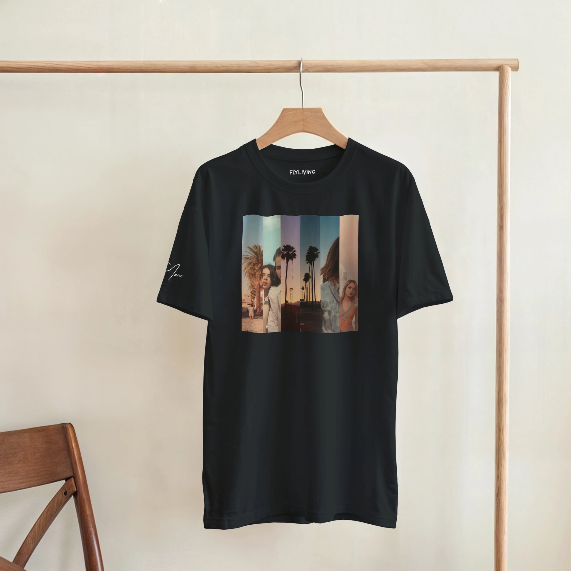 Schwarzes la sentimental heavyweight t-shirt aus schwerem material mit rechteckigem palmenprint auf holzbügel