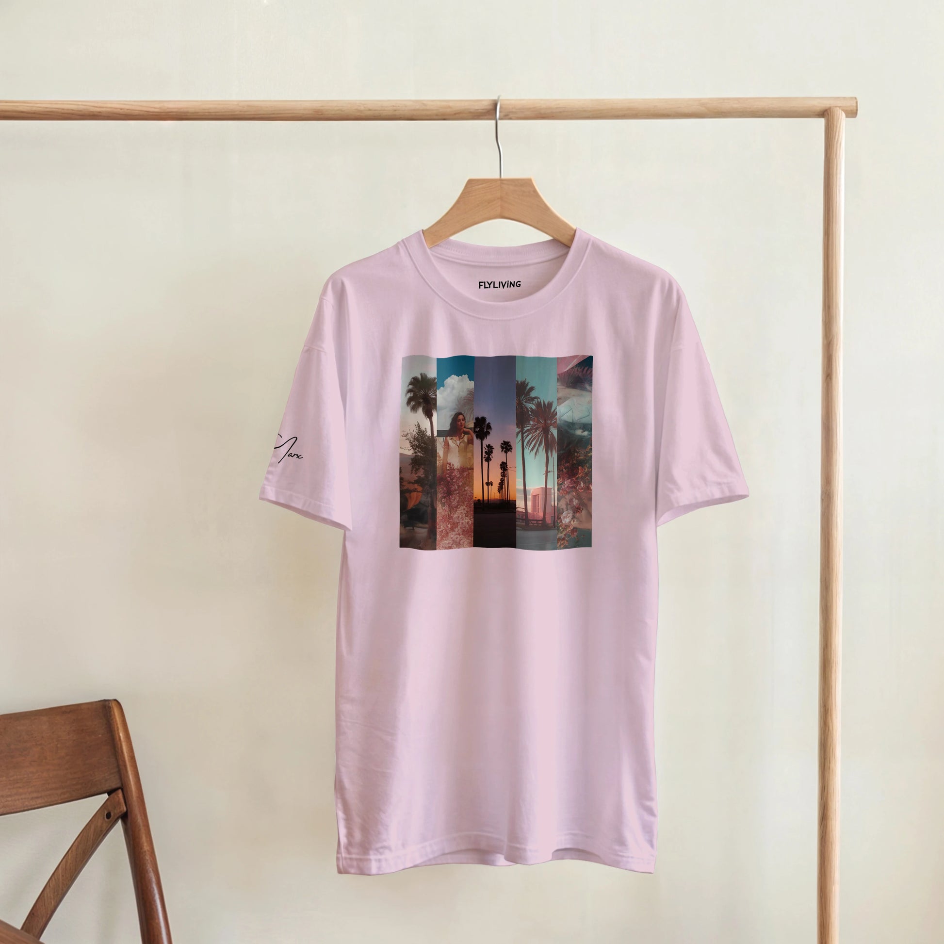 Ein weiches lavendelfarbenes kurzärmeliges la sentimental heavyweight t-shirt mit buntem tropical print aus palmblättern und sonnenuntergängen