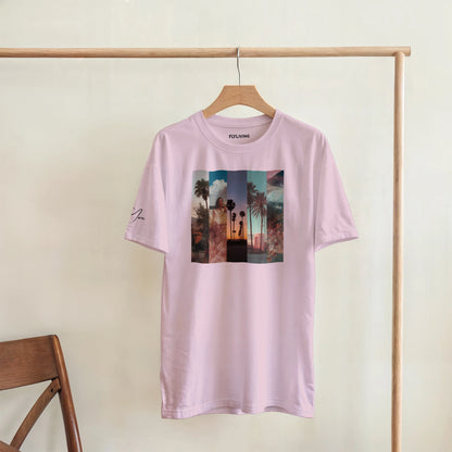 Ein weiches lavendelfarbenes kurzärmeliges la sentimental heavyweight t-shirt mit buntem tropical print aus palmblättern und sonnenuntergängen