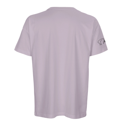 Ein weiches lavendelfarbenes oversized streetwear t-shirt aus baumwolle mit dezentem schwarzem logo am linken ärmel