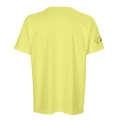 Ein blassgelbes oversized streetwear kurzarmshirt mit dezentem schwarzem logo auf dem linken ärmel