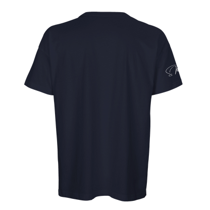 Dunkelblaues oversized streetwear t-shirt mit kurzem ärmel und dezentem weißem logo auf dem linken ärmel