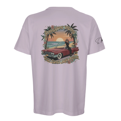 Ein oversized streetwear t-shirt in helllila mit kurzem arm und vintagestil grafik vorne mit frau am roten cabrio unter palmen
