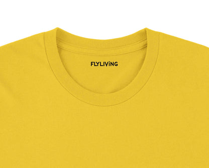 Personalisierte gelbe crewneck camping t-shirt mit flyliving label ideal als geschenk für camping familienabenteuer