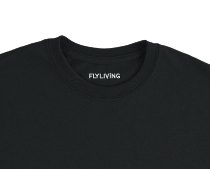 Schwarzes premium unisex t-shirt aus schwerer baumwolle mit flyliving aufdruck am kragen