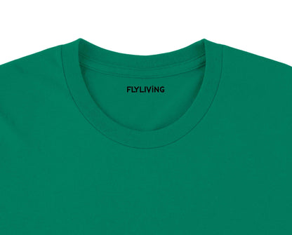 Personalisiertes grünes crew-neck camping t-shirt mit schwarzem flyliving etikett für familienabenteuer