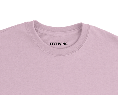 A weich rosa crewneck t shirt mit dezent geripptem kragen und flyliving schriftzug in schwarz von la sentimental heavyweight