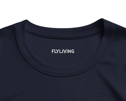 Dunkel marineblaues oversized streetwear t-shirt mit flyliving schriftzug in weiß am rundhalsausschnitt frontprint
