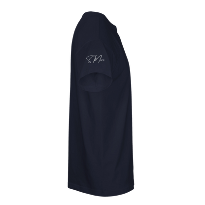 Ein navyblaues ärmelloses kleid mit einem dezenten weißen kursivlogo auf der oberen brust oversized streetwear t shirt summertime front oder backprint