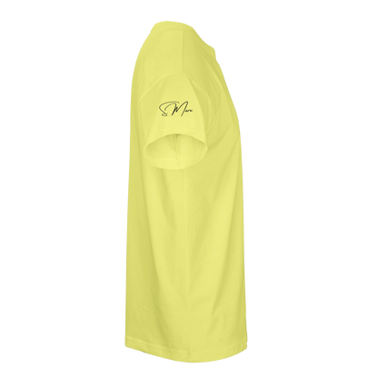 Gelbes oversized streetwear kurzarm t-shirt mit schwarzem kursive logo auf dem linken ärmel front- oder backprint