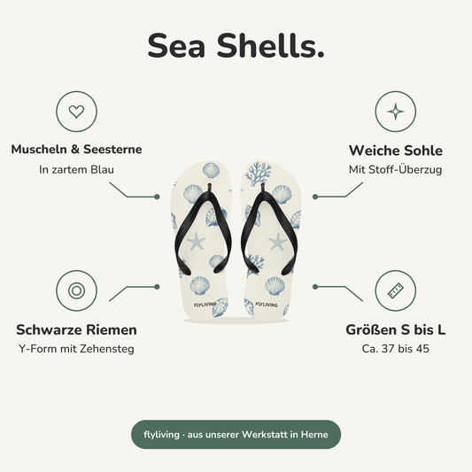 Erklärbild Sea Shells. Muscheln & Seesterne: In zartem Blau, Weiche Sohle: Mit Stoff-Überzug, Schwarze Riemen: Y-Form mit Zehensteg, Größen S bis L: Ca. 37 bis 45
