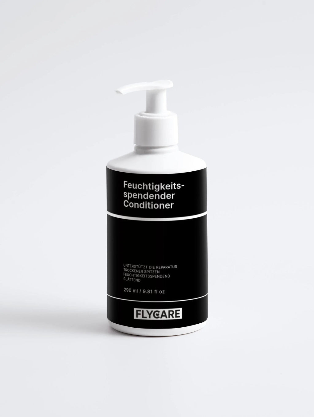 Feuchtigkeitsspendender Conditioner von Flycare in einer weißen Flasche mit Pumpspender vor einem hellen Hintergrund.