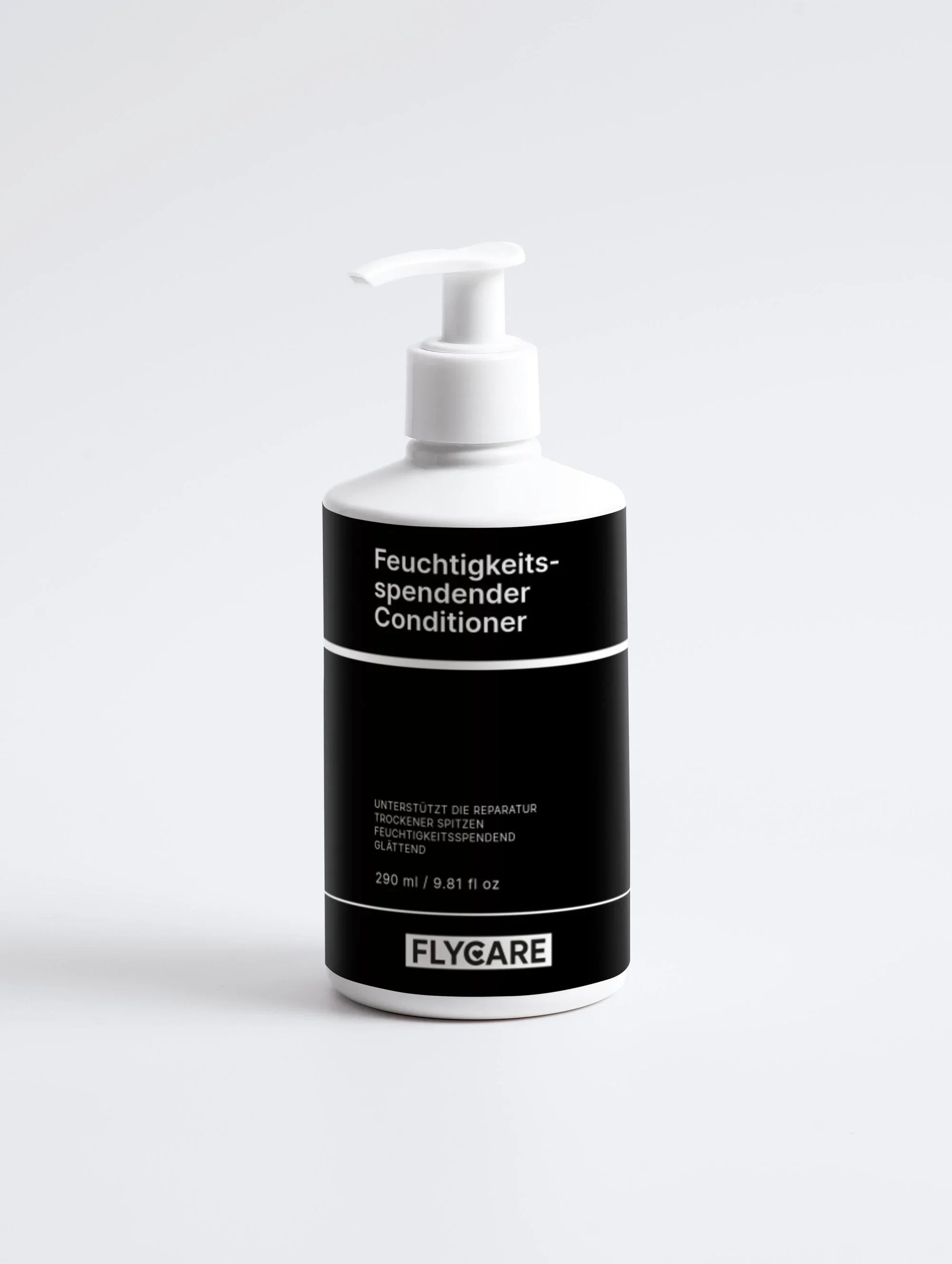 Feuchtigkeitsspendender Conditioner von Flycare in einer weißen Flasche mit Pumpspender vor einem hellen Hintergrund.