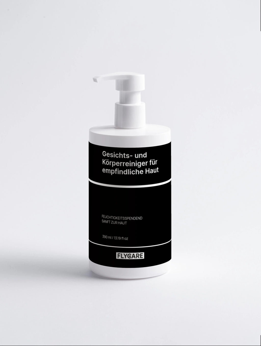 Reinigungsgel für Gesicht und Körper von Flycare, in weißer Flasche mit schwarzem Etikett und Dosierspender.
