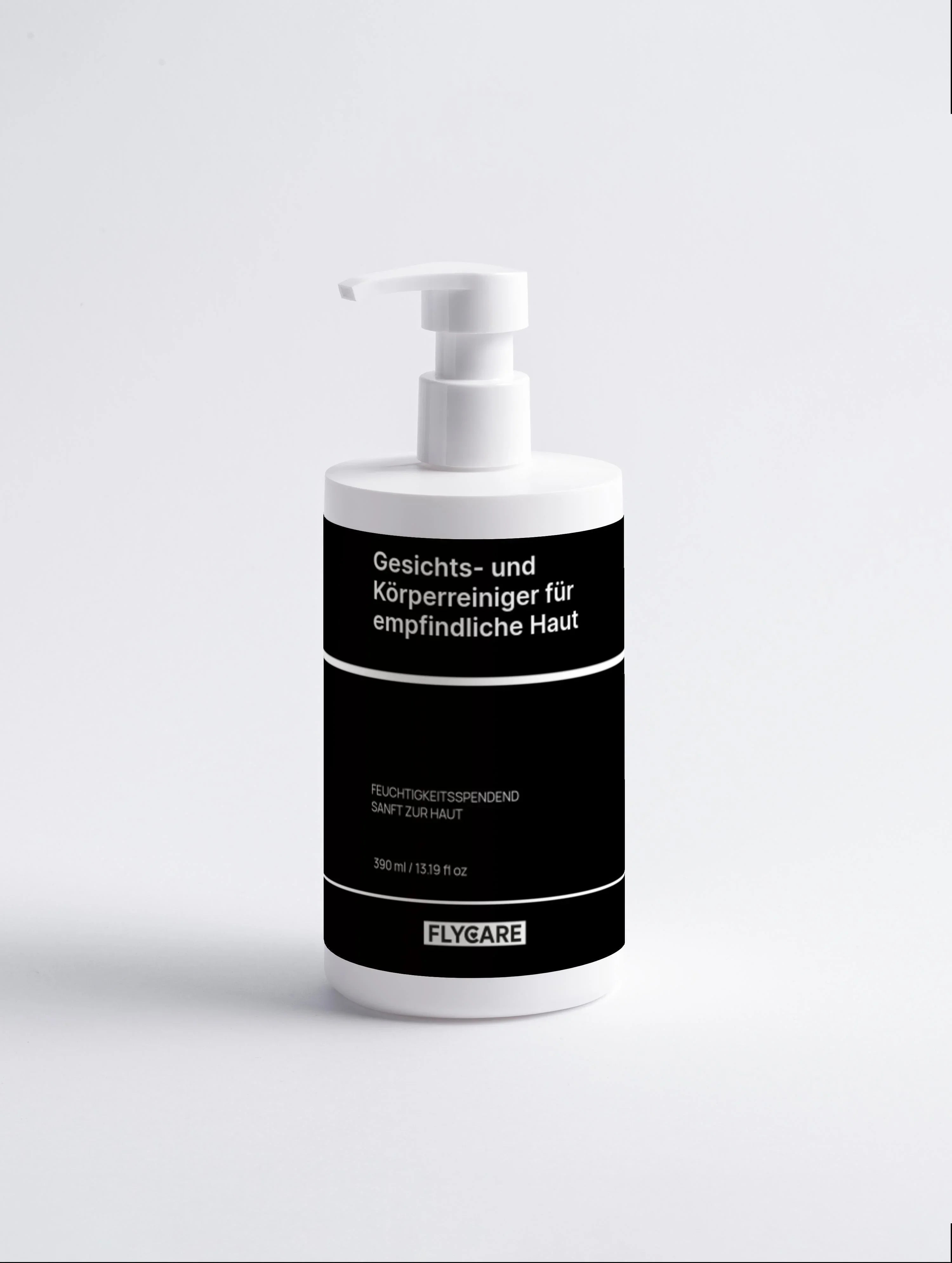 Reinigungsgel für Gesicht und Körper von Flycare, in weißer Flasche mit schwarzem Etikett und Dosierspender.
