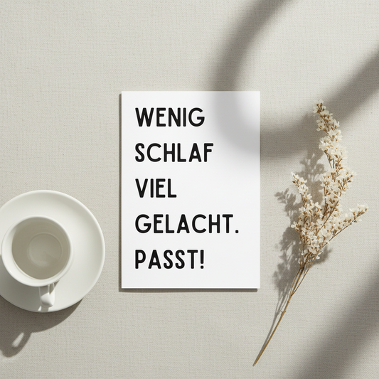 Minimalistische weiße geburtstagskarte mit schwarzem text wenig schlaf viel gelacht passend für party und freunde