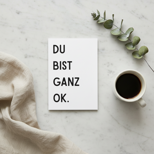 Weiße rechteckige geschenkkarte mit schwarzem sans-serif-text du bist ganz ok für trockenen humor bei geschenkgelegenheiten