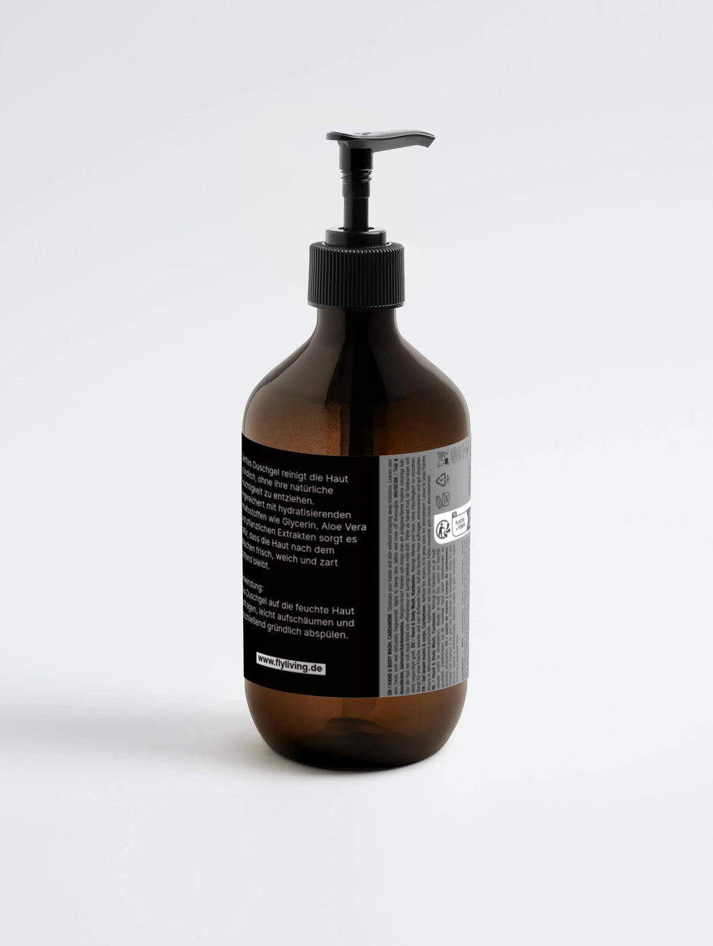 Braunes Duschgel von flyliving mit schwarzem Pumpspender und Papieretikett mit Produktinformationen auf weißem Hintergrund.
