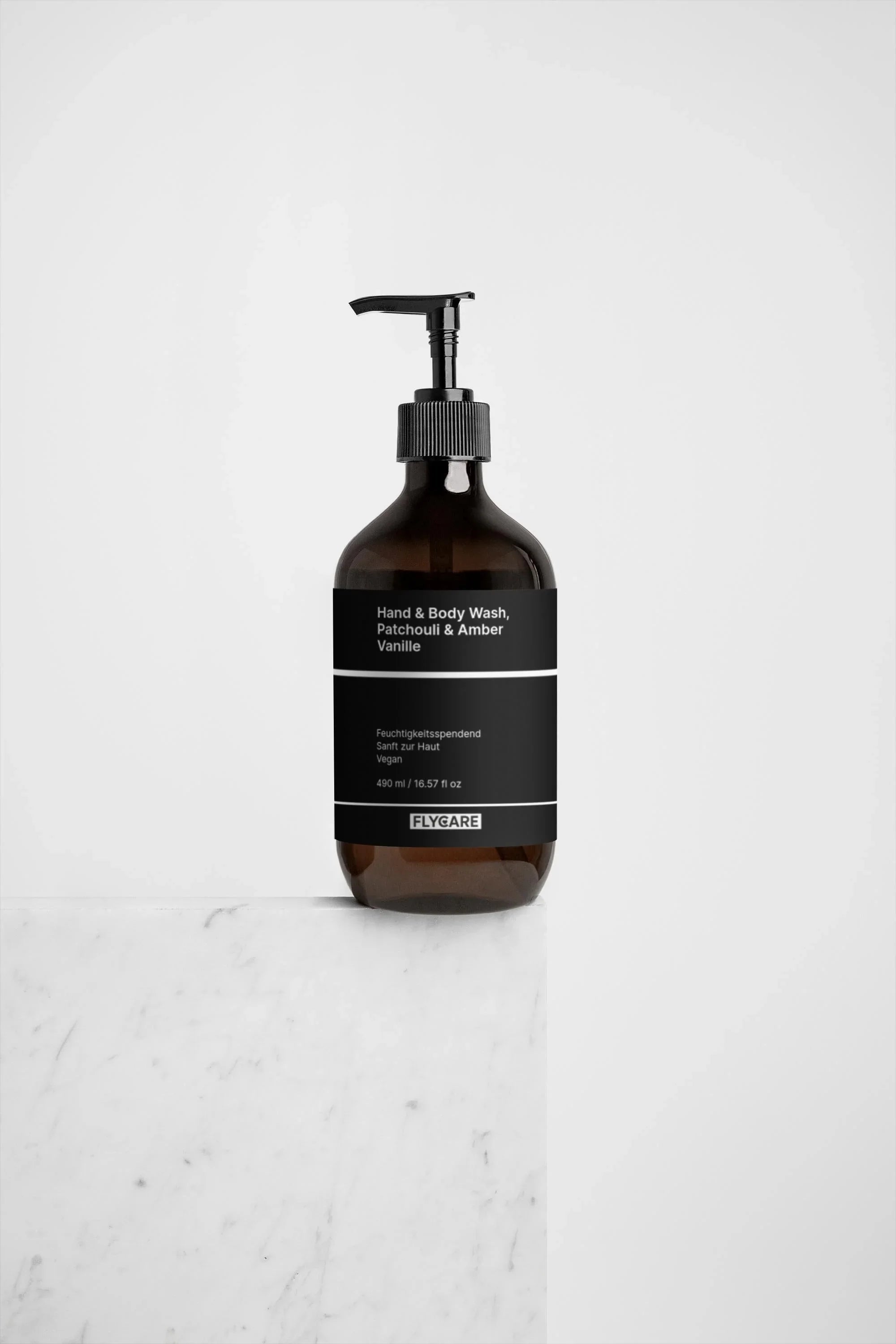 Hand- und Körperwaschmittel Patchouli & Amber Vanille von Flycare in brauner Flasche mit schwarzem Spender.