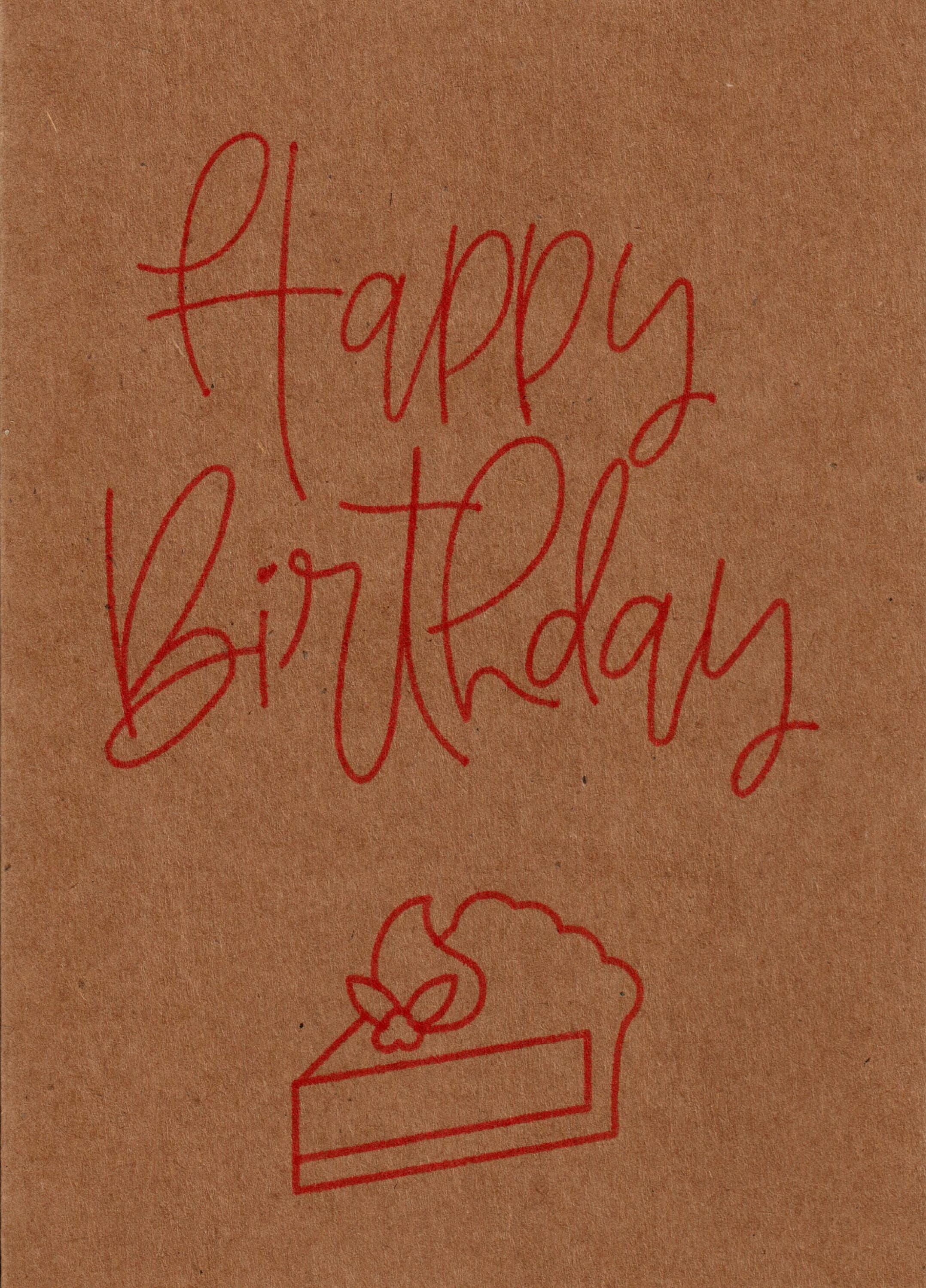 Geschenkkarte mit dem handgeschriebenen Schriftzug: Happy Birthday und einem gezeichneten Stück Kuchen, beides in Rot. Die Karte besteht aus kartonfarbiges Kraftpapier.
