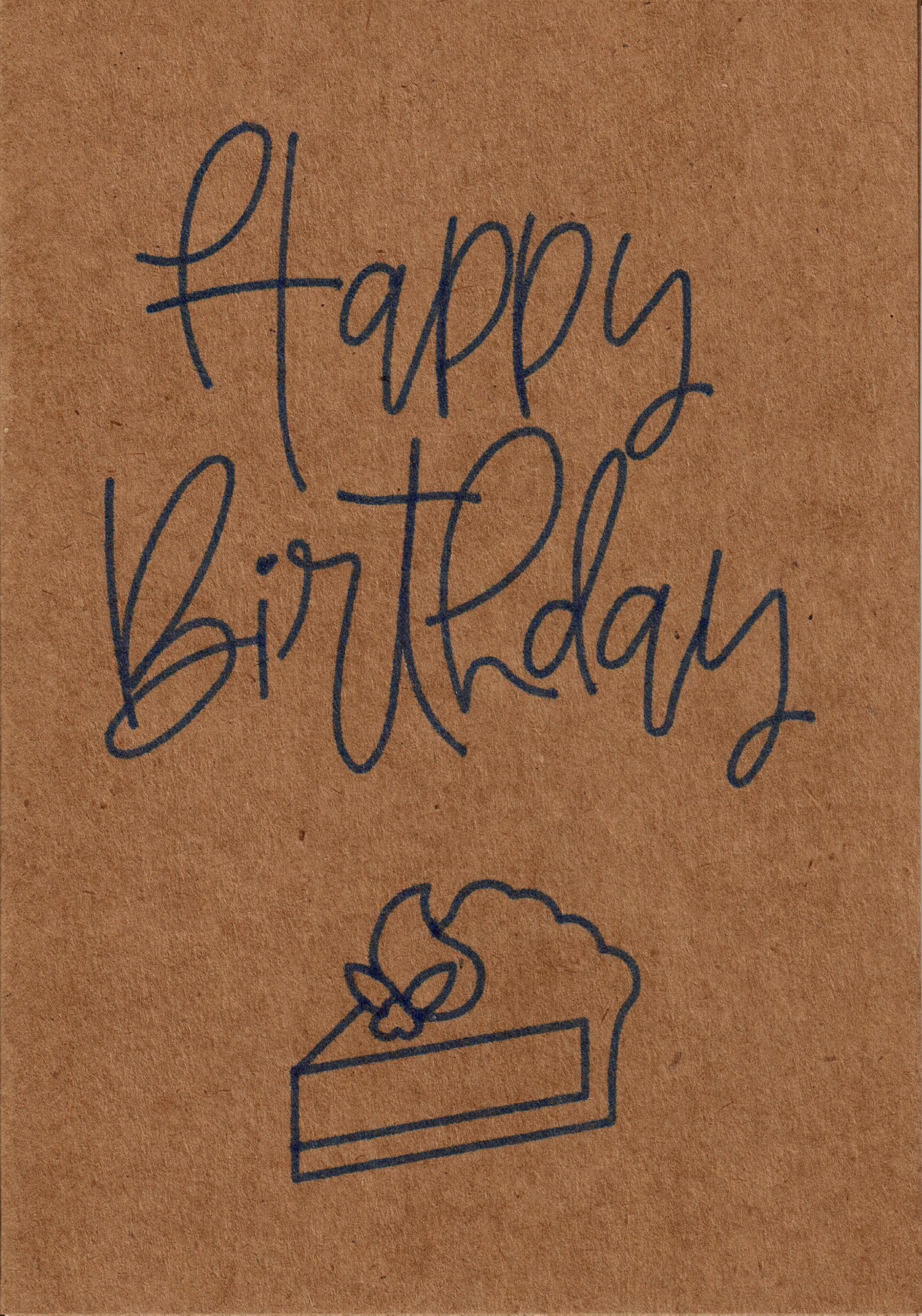 Geschenkkarte mit dem handgeschriebenen Schriftzug: Happy Birthday und einem gezeichneten Stück Kuchen, beides in Lila. Die Karte besteht aus kartonfarbiges Kraftpapier.