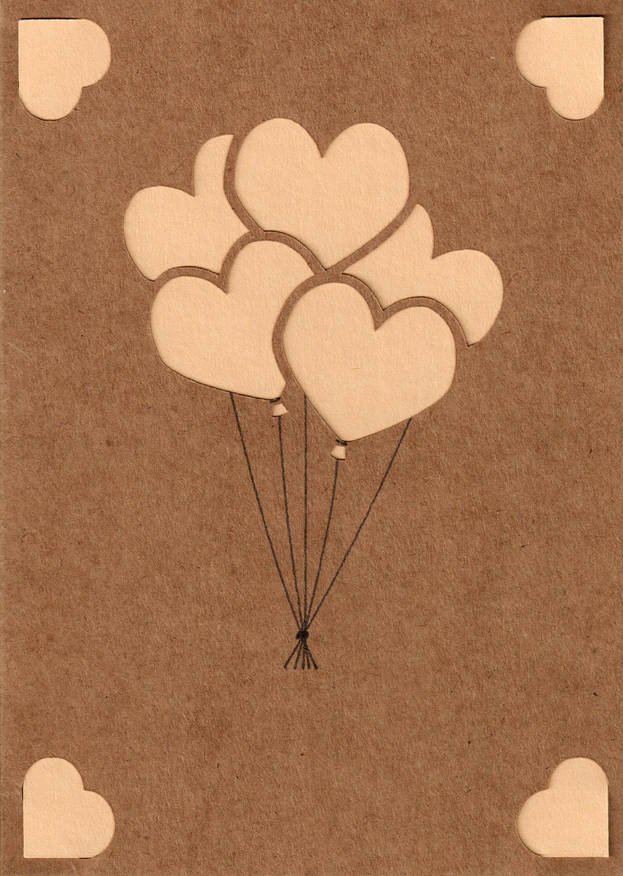 Romantische A6-Karte aus Kraftpapier mit 9 pastellfarbenen Herzballons, die aufsteigen. Ausgestanzte Herzen für 3D-Effekt. Warme, handgemachte Optik. Mit Einlegekarte für persönliche Nachricht. Ideal für Liebe und Geburtstage. In Beige.