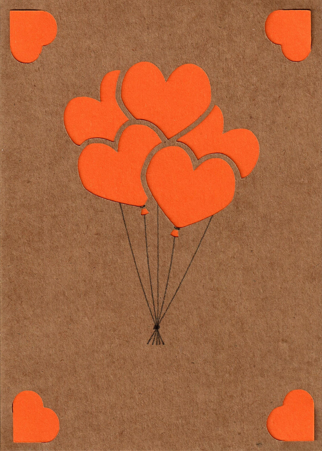 Romantische A6-Karte aus Kraftpapier mit 9 pastellfarbenen Herzballons, die aufsteigen. Ausgestanzte Herzen für 3D-Effekt. Warme, handgemachte Optik. Mit Einlegekarte für persönliche Nachricht. Ideal für Liebe und Geburtstage. In Orange