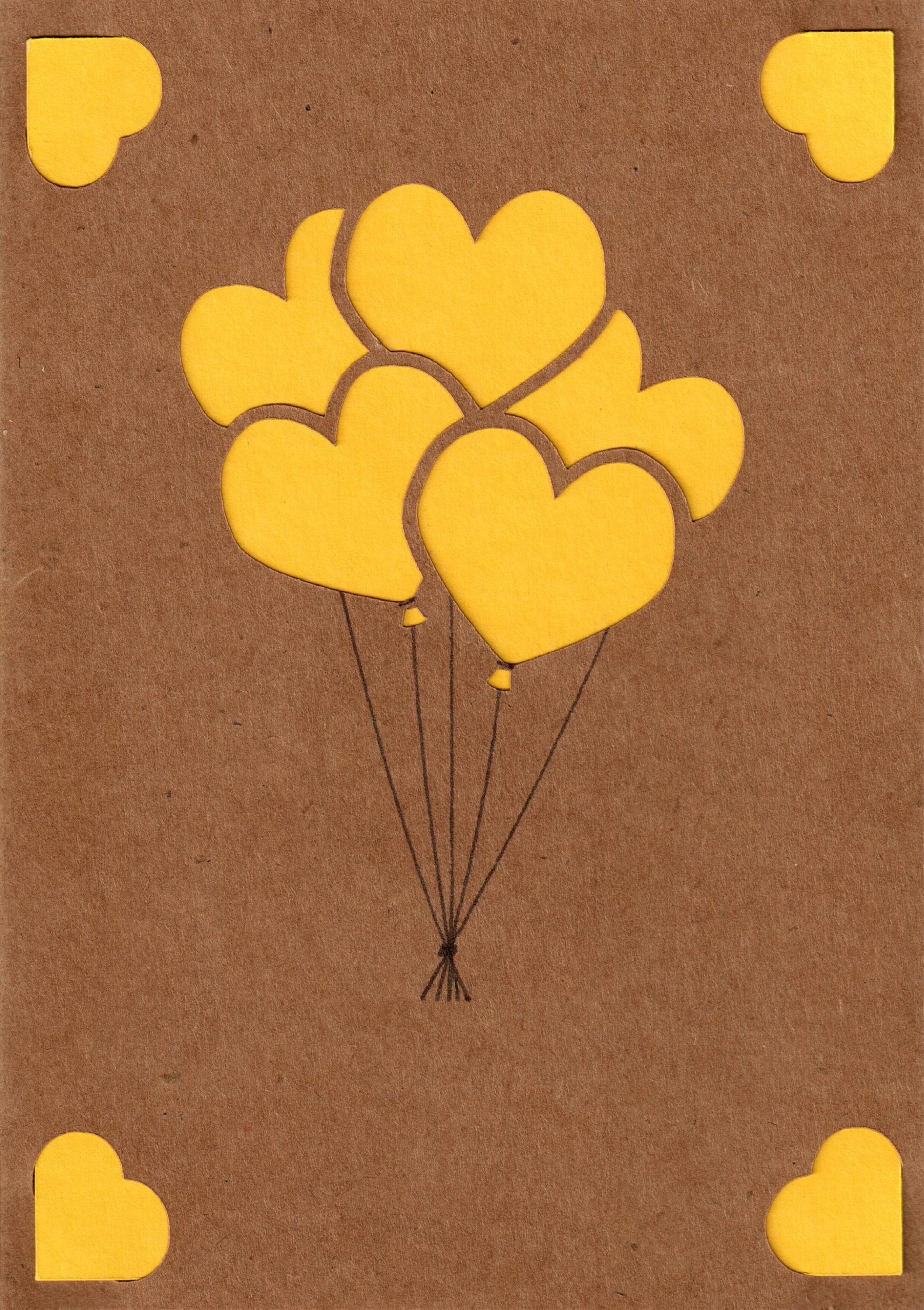 Romantische A6-Karte aus Kraftpapier mit 9 pastellfarbenen Herzballons, die aufsteigen. Ausgestanzte Herzen für 3D-Effekt. Warme, handgemachte Optik. Mit Einlegekarte für persönliche Nachricht. Ideal für Liebe und Geburtstage. In Gelb.