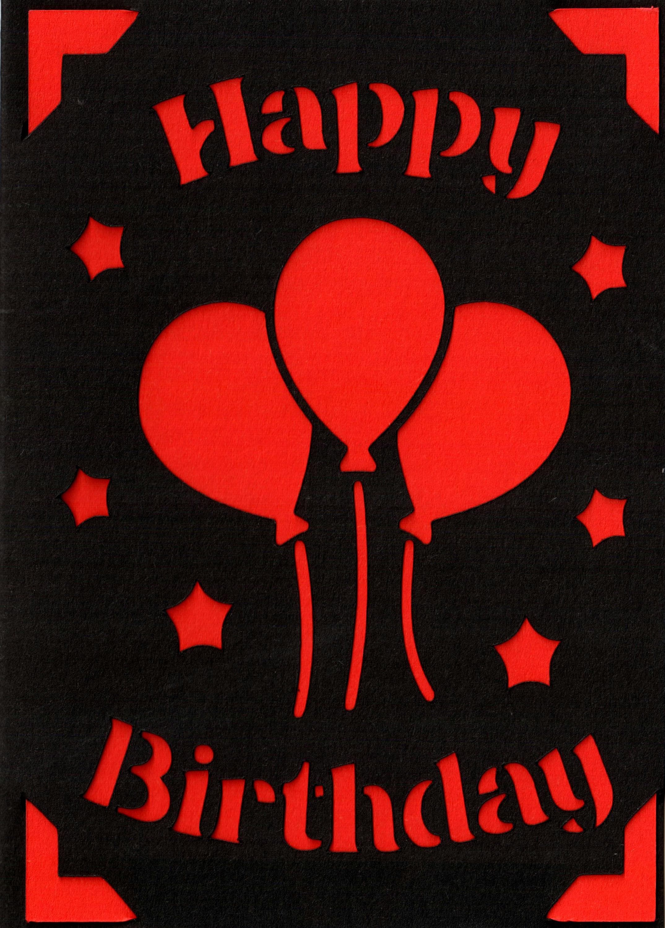 Geschenkkarte mit dem auschnittenen Text "Happy Birthday" und drei Ballons in der Mitte. Drum herum sind ausgestanzte Sterne. Größe DIN6, Kartenfarbe in Schwarz mit roter Einlegekarte.