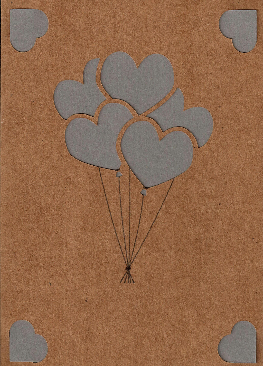 Romantische A6-Karte aus Kraftpapier mit 9 pastellfarbenen Herzballons, die aufsteigen. Ausgestanzte Herzen für 3D-Effekt. Warme, handgemachte Optik. Mit Einlegekarte für persönliche Nachricht. Ideal für Liebe und Geburtstage. In Grau