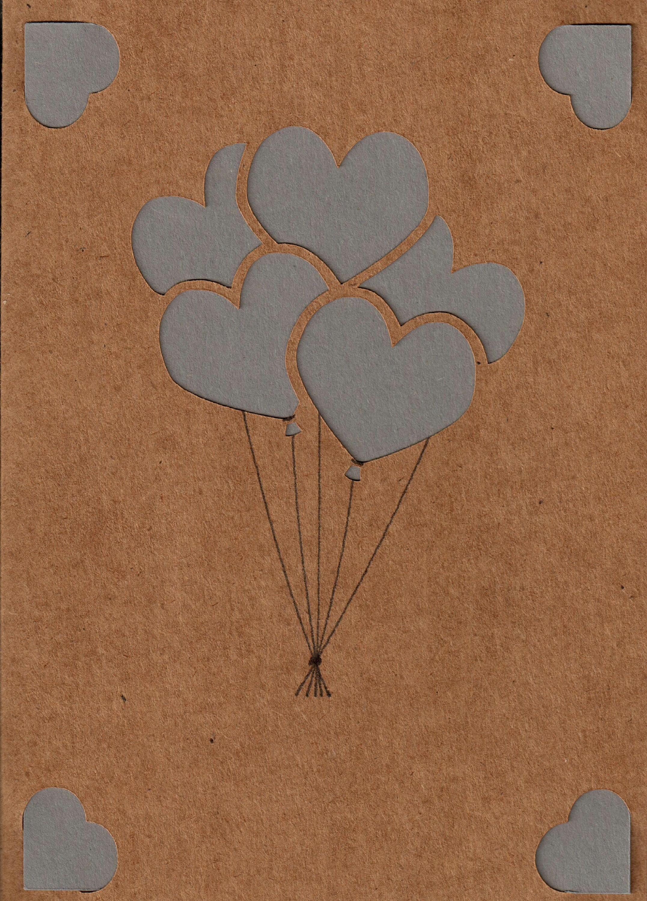 Romantische A6-Karte aus Kraftpapier mit 9 pastellfarbenen Herzballons, die aufsteigen. Ausgestanzte Herzen für 3D-Effekt. Warme, handgemachte Optik. Mit Einlegekarte für persönliche Nachricht. Ideal für Liebe und Geburtstage. In Grau