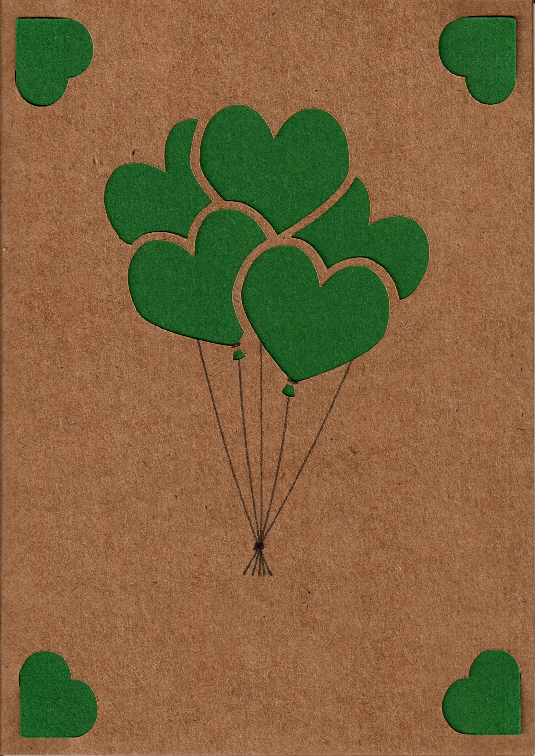 Romantische A6-Karte aus Kraftpapier mit 9 pastellfarbenen Herzballons, die aufsteigen. Ausgestanzte Herzen für 3D-Effekt. Warme, handgemachte Optik. Mit Einlegekarte für persönliche Nachricht. Ideal für Liebe und Geburtstage. In Grün.