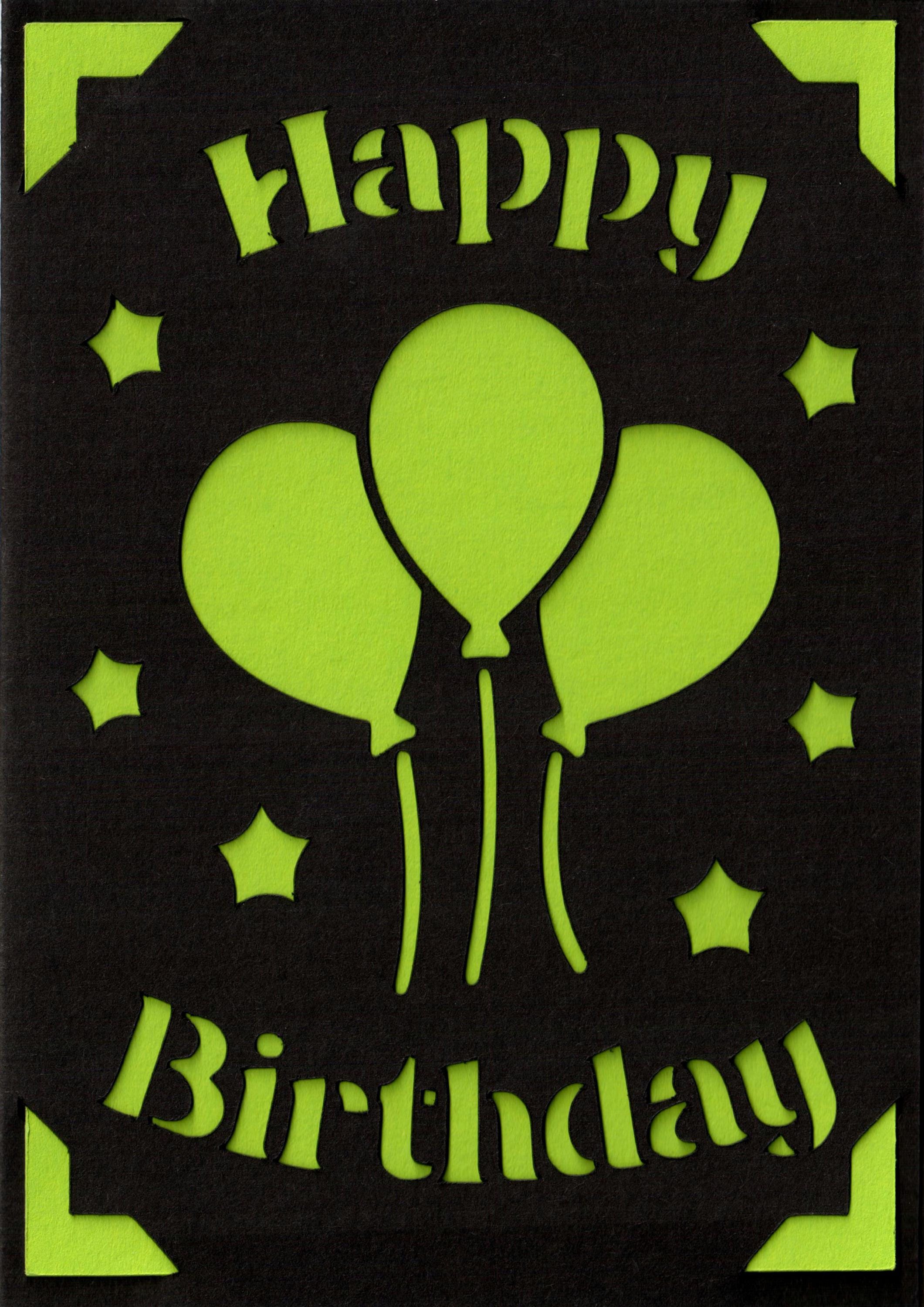 Geschenkkarte mit dem auschnittenen Text "Happy Birthday" und drei Ballons in der Mitte. Drum herum sind ausgestanzte Sterne. Größe DIN6, Kartenfarbe in Schwarz mit grüner Einlegekarte.